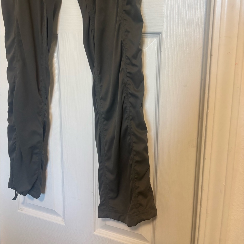 The North Face Women’s Joggers Olive Activewear Pants Lightweight Stretch - Picture 4 of 8